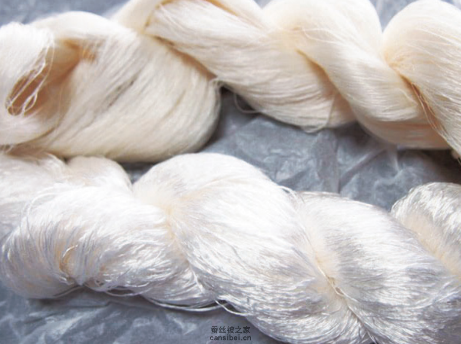 蚕丝精练前的生丝(上)与蚕丝精练后的熟丝(下)。