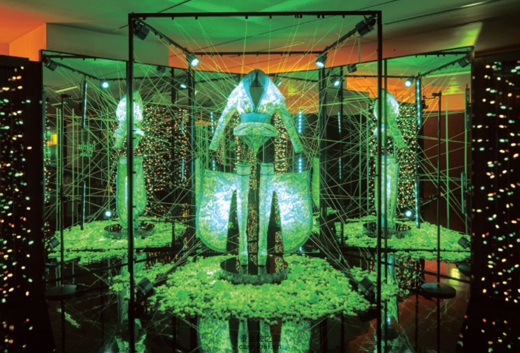 用萤光丝制成的西阵织作品