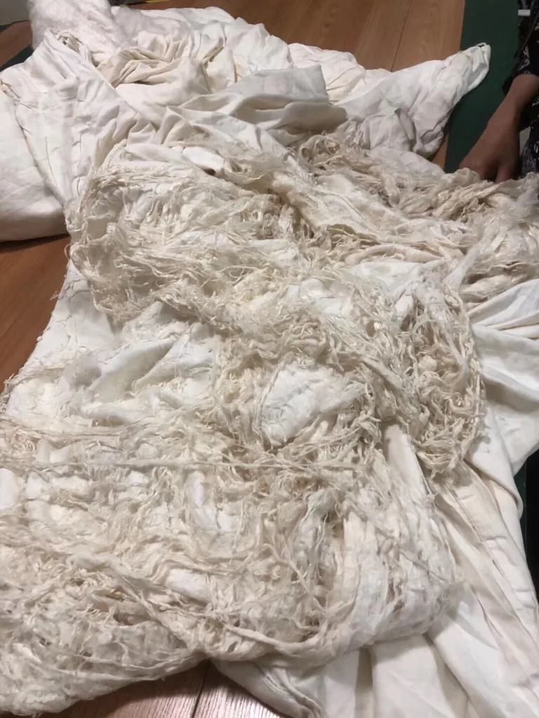 蚕丝纤维散掉的薄蚕丝被