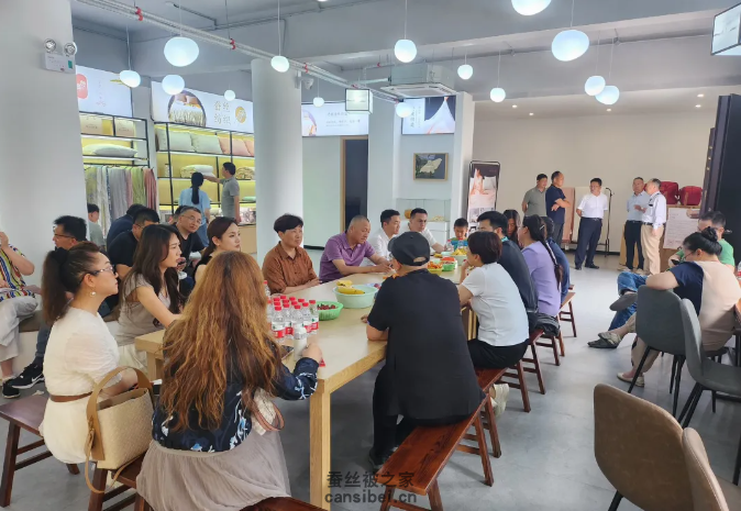 中纺协丝专委组织来桐乡考察蚕丝被供应链